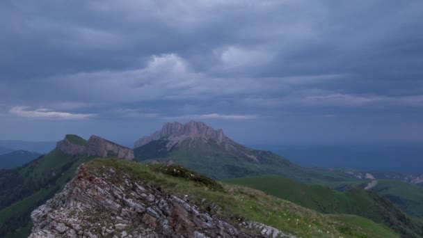 La formación y el movimiento de las nubes sobre las laderas de verano de Adygea Bolshoy Thach y las montañas del Cáucaso — Vídeo de stock