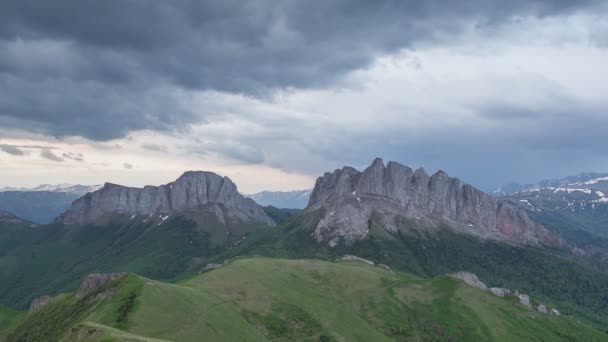 Ο σχηματισμός και η κίνηση των νεφών πάνω από τις θερινές πλαγιές της Αντιγαίας Bolshoy Thach και τα βουνά του Καυκάσου — Αρχείο Βίντεο