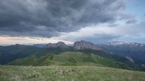 La formación y el movimiento de las nubes sobre las laderas de verano de Adygea Bolshoy Thach y las montañas del Cáucaso — Vídeo de stock