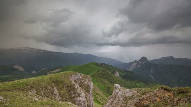 아 디게아 볼쇼이와 코카서스 산맥의 여름 경사지에 구름 이형성되고 움직 이는 모습 — 비디오