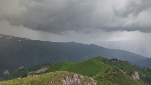 A formação e movimento de nuvens sobre as encostas de verão de Adygea Bolshoy Thach e as montanhas do Cáucaso — Vídeo de Stock