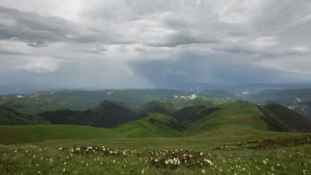 Die Bildung und Bewegung von Wolken über den Sommerhängen von Adygea Bolschoi Thach und dem Kaukasus-Gebirge — Stockvideo