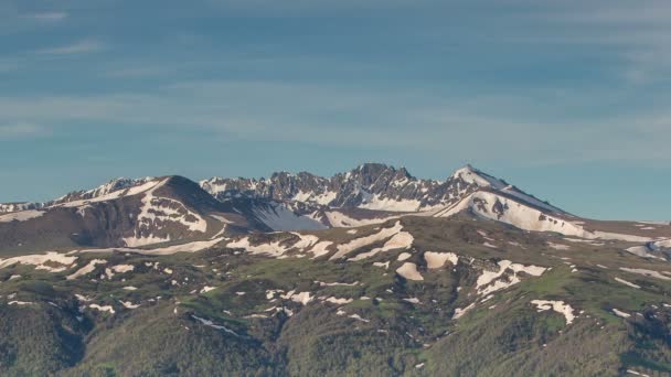 Bildandet och rörelsen av moln över sommarsluttningarna av Adygea Bolshoy Thach och Kaukasus bergen — Stockvideo