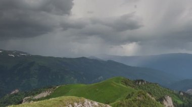Adygea Bolşoy Thach ve Kafkasya Dağları 'nın yaz yamaçlarında bulutların oluşumu ve hareketi