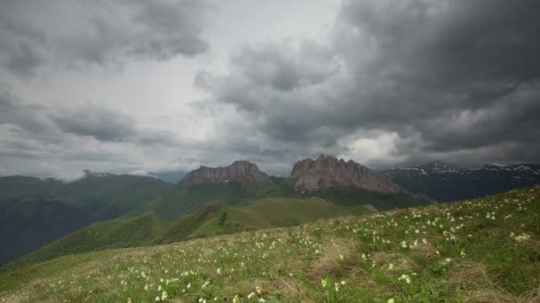 La formación y el movimiento de las nubes sobre las laderas de verano de Adygea Bolshoy Thach y las montañas del Cáucaso — Vídeo de stock