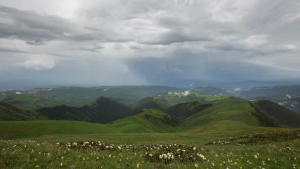 La formación y el movimiento de las nubes sobre las laderas de verano de Adygea Bolshoy Thach y las montañas del Cáucaso — Vídeos de Stock