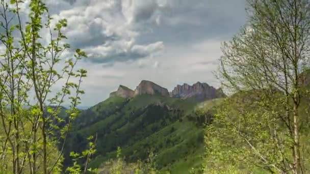 Formacja i ruch chmur nad letnimi zboczami Adygei Bolshoy Thach i Kaukazu — Wideo stockowe