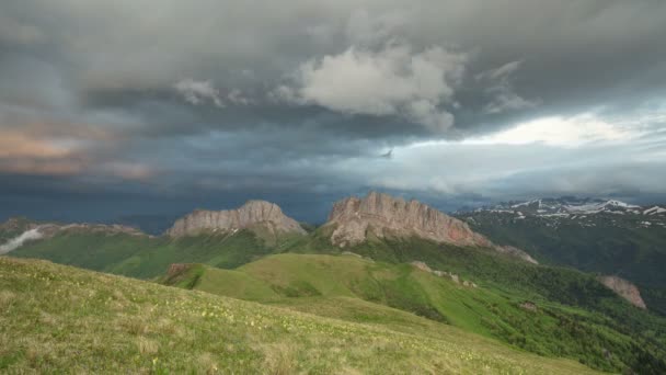 Die Bildung und Bewegung von Wolken über den Sommerhängen von Adygea Bolschoi Thach und dem Kaukasus-Gebirge — Stockvideo