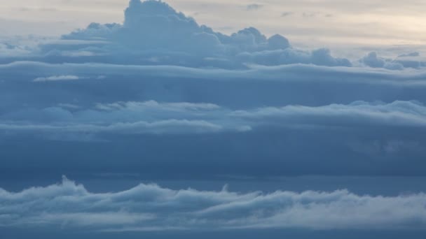 La formación y el movimiento de las nubes sobre las laderas de verano de Adygea Bolshoy Thach y las montañas del Cáucaso — Vídeos de Stock