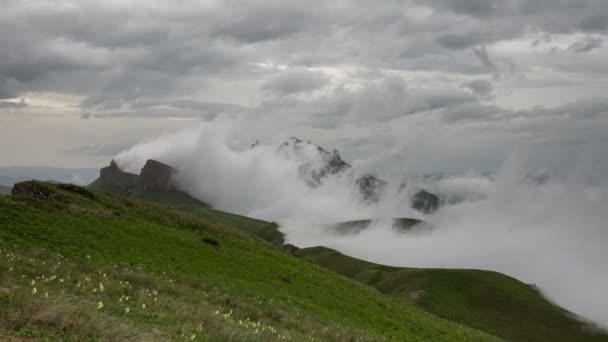 Adygea Bolşoy Thach ve Kafkasya Dağları 'nın yaz yamaçlarında bulutların oluşumu ve hareketi — Stok video