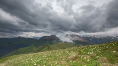 Adygea Bolşoy Thach ve Kafkasya Dağları 'nın yaz yamaçlarında bulutların oluşumu ve hareketi