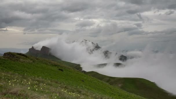 Ο σχηματισμός και η κίνηση των νεφών πάνω από τις θερινές πλαγιές της Αντιγαίας Bolshoy Thach και τα βουνά του Καυκάσου — Αρχείο Βίντεο