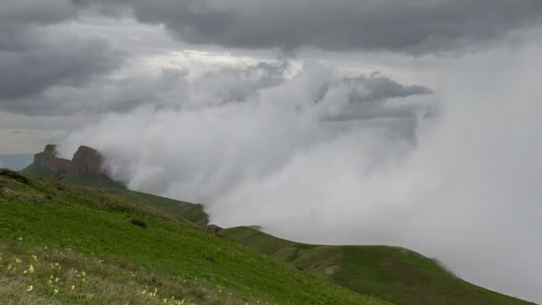 De vorming en beweging van wolken over de zomerhellingen van Adygea Bolshoy Thach en de Kaukasus — Stockvideo