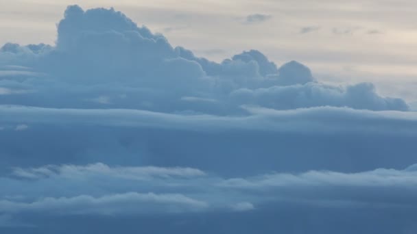 La formazione e il movimento delle nuvole sulle pendici estive di Adygea Bolshoy Thach e le montagne del Caucaso — Video Stock