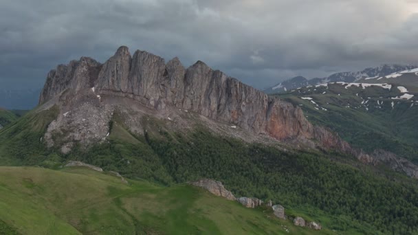 De vorming en beweging van wolken over de zomerhellingen van Adygea Bolshoy Thach en de Kaukasus — Stockvideo