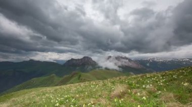 Adygea Bolşoy Thach ve Kafkasya Dağları 'nın yaz yamaçlarında bulutların oluşumu ve hareketi