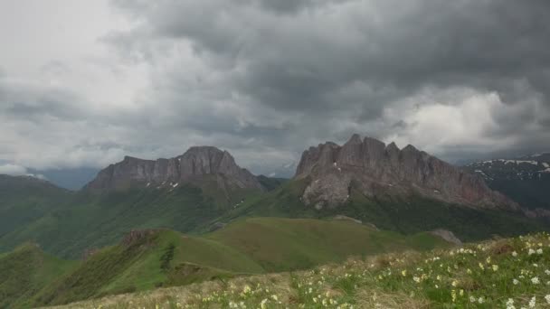 A formação e movimento de nuvens sobre as encostas de verão de Adygea Bolshoy Thach e as montanhas do Cáucaso — Vídeo de Stock