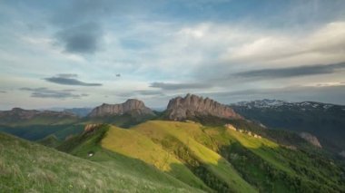 Adygea Bolşoy Thach ve Kafkasya Dağları 'nın yaz yamaçlarında bulutların oluşumu ve hareketi