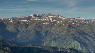 Adygea Bolşoy Thach ve Kafkasya Dağları 'nın yaz yamaçlarında bulutların oluşumu ve hareketi