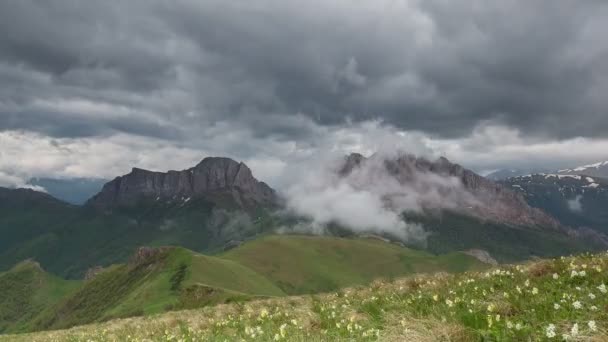 De vorming en beweging van wolken over de zomerhellingen van Adygea Bolshoy Thach en de Kaukasus — Stockvideo