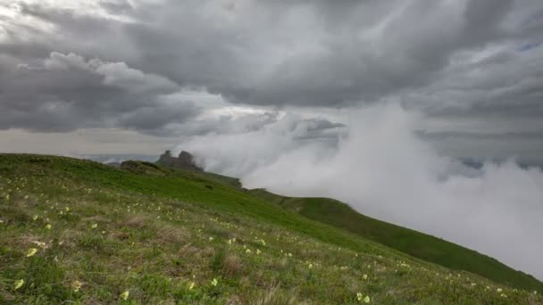 De vorming en beweging van wolken over de zomerhellingen van Adygea Bolshoy Thach en de Kaukasus — Stockvideo