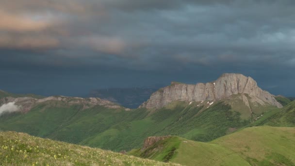 La formación y el movimiento de las nubes sobre las laderas de verano de Adygea Bolshoy Thach y las montañas del Cáucaso — Vídeo de stock