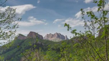 Adygea Bolşoy Thach ve Kafkasya Dağları 'nın yaz yamaçlarında bulutların oluşumu ve hareketi