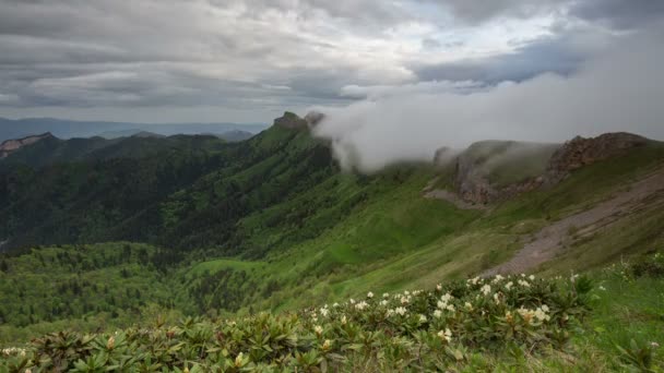 Die Bildung und Bewegung von Wolken über den Sommerhängen von Adygea Bolschoi Thach und dem Kaukasus-Gebirge — Stockvideo