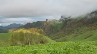 Adygea Bolşoy Thach ve Kafkasya Dağları 'nın yaz yamaçlarında bulutların oluşumu ve hareketi
