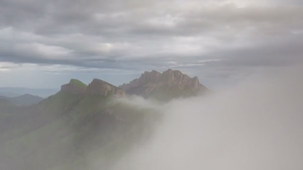 De vorming en beweging van wolken over de zomerhellingen van Adygea Bolshoy Thach en de Kaukasus — Stockvideo