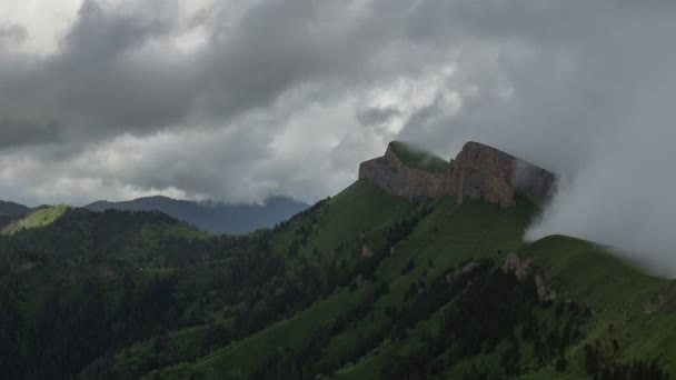 Die Bildung und Bewegung von Wolken über den Sommerhängen von Adygea Bolschoi Thach und dem Kaukasus-Gebirge — Stockvideo