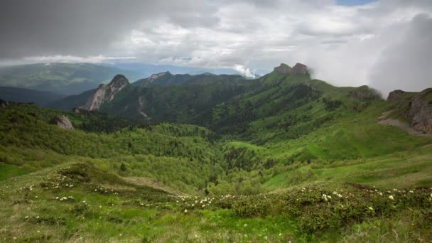 La formación y el movimiento de las nubes sobre las laderas de verano de Adygea Bolshoy Thach y las montañas del Cáucaso — Vídeo de stock