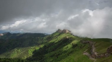 Adygea Bolşoy Thach ve Kafkasya Dağları 'nın yaz yamaçlarında bulutların oluşumu ve hareketi