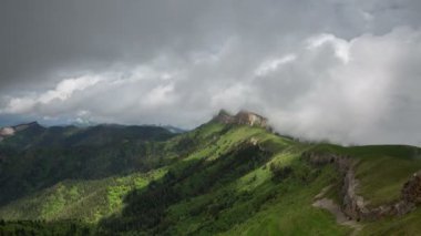Adygea Bolşoy Thach ve Kafkasya Dağları 'nın yaz yamaçlarında bulutların oluşumu ve hareketi