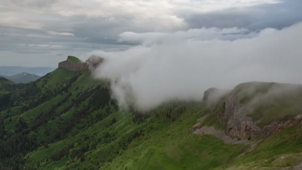 The formation and movement of clouds over the summer slopes of Adygea Bolshoy Thach and the Caucasus Mountains — Stock Video