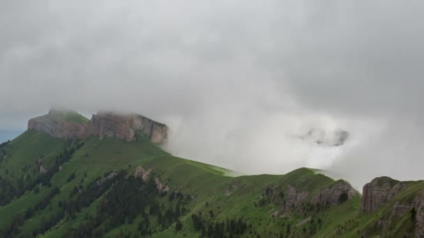 Formacja i ruch chmur nad letnimi zboczami Adygei Bolshoy Thach i Kaukazu — Wideo stockowe