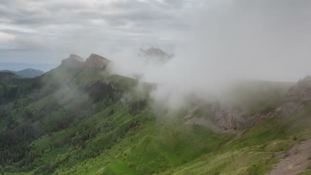 Bildandet och rörelsen av moln över sommarsluttningarna av Adygea Bolshoy Thach och Kaukasus bergen — Stockvideo