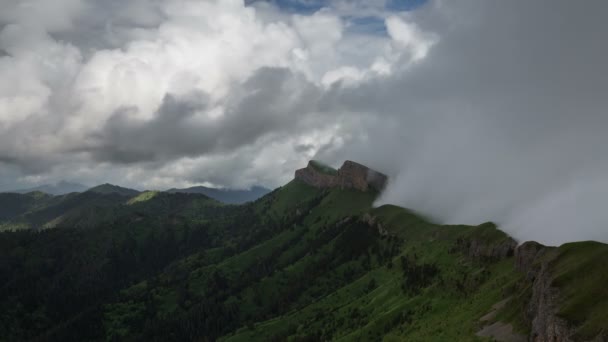 La formación y el movimiento de las nubes sobre las laderas de verano de Adygea Bolshoy Thach y las montañas del Cáucaso — Vídeos de Stock