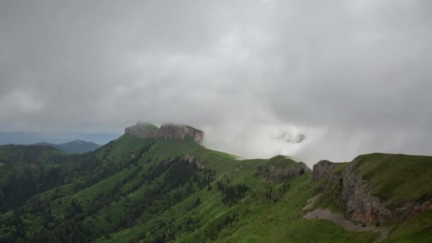 Tvorba a pohyb mraků nad letními svahy Adygea Bolshoy Thach a Kavkazu — Stock video