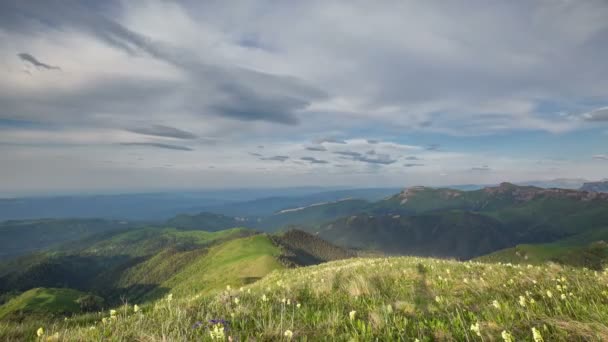 La formación y el movimiento de las nubes sobre las laderas de verano de Adygea Bolshoy Thach y las montañas del Cáucaso — Vídeos de Stock