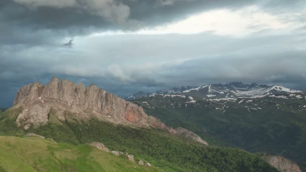 La formación y el movimiento de las nubes sobre las laderas de verano de Adygea Bolshoy Thach y las montañas del Cáucaso — Vídeo de stock