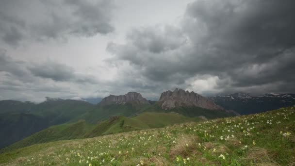 La formación y el movimiento de las nubes sobre las laderas de verano de Adygea Bolshoy Thach y las montañas del Cáucaso — Vídeos de Stock