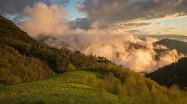 Adygea Bolşoy Thach ve Kafkasya Dağları 'nın yaz yamaçlarında bulutların oluşumu ve hareketi