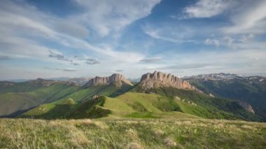 Adygea Bolşoy Thach ve Kafkasya Dağları 'nın yaz yamaçlarında bulutların oluşumu ve hareketi