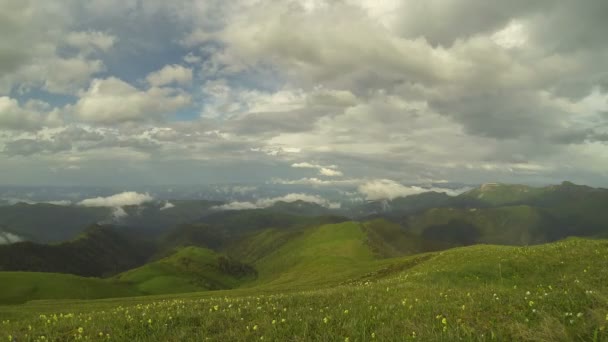 Bildandet och rörelsen av moln över sommarsluttningarna av Adygea Bolshoy Thach och Kaukasus bergen — Stockvideo