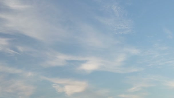 Russie, chronométrage. La formation et le mouvement des nuages sur les champs d'herbe verts sans fin d'automne dans les vastes steppes du Don . — Video