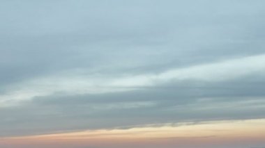 Rusya, zaman atlamalı. Don'un uçsuz bucaksız bozkırlarında, sonbahardaki sonsuz yeşil çim alanları nın oluşumu ve hareketi.