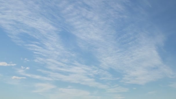 Rússia, cronologia. A formação e movimento de nuvens sobre o outono infinitos campos verdes de grama nas vastas estepes do Don . — Vídeo de Stock