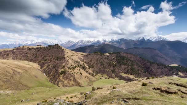 Disparos de intervalo. Rusia, las montañas del Cáucaso, Ingushetia, la formación de nubes de lluvia sobre el Gran Cáucaso hrebttom al atardecer . — Vídeo de stock