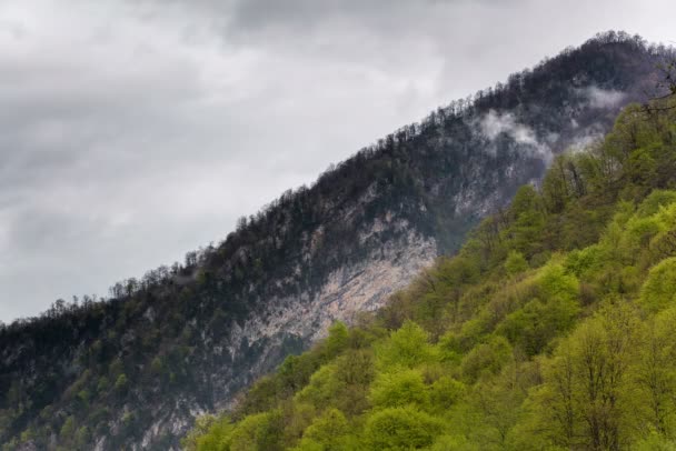 形成和运动的中央高加索峰山的陡峭山坡的云. — 图库视频影像